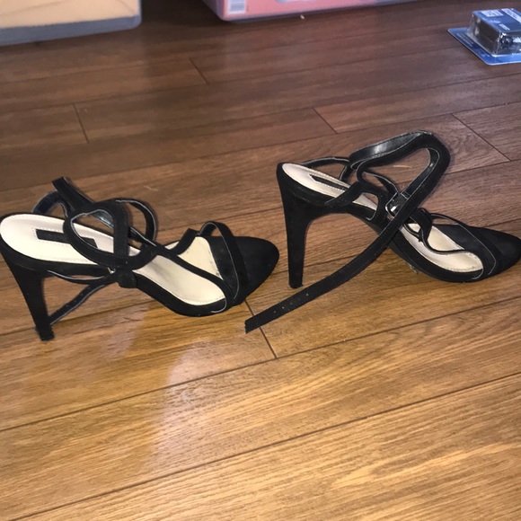 Black heels - Picture 2 of 2